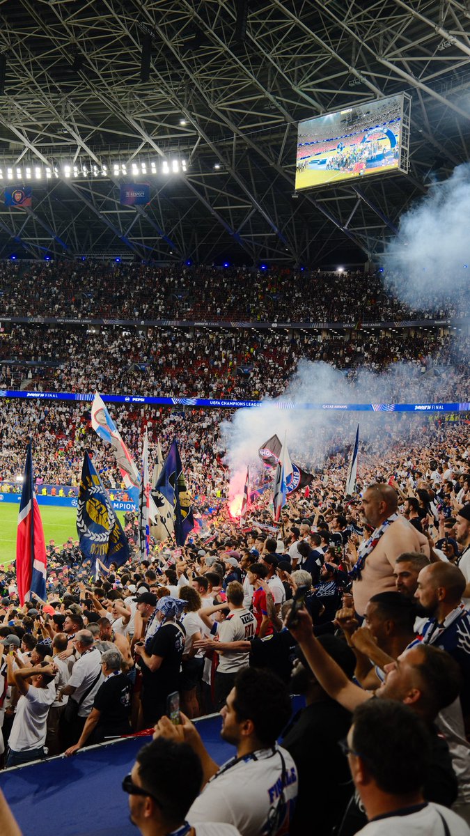 Pysiator's tweet photo. To co wczoraj się działo przechodzi ludzkie pojęcie.  Super kibice i super doping, @PSG_inside @ChampionsLeague https://t.co/jTfDxb7Z8c
