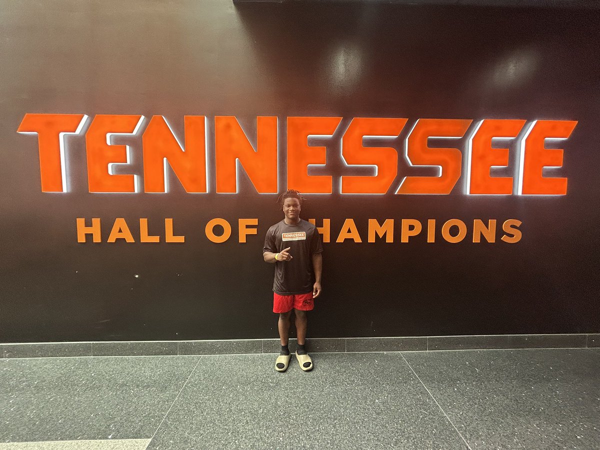 BrownRasea92567's tweet photo. After a Great Conversation with @DeRailSims  I am extremely Blessed to say that i have received an offer From the Tennessee Volunteers ! @southpointeFBSC @ChadSimmons_ @AnnaH247 @GregBiggins @adamgorney @iguerin @DemetricDWarren @DonCallahanIC  @samspiegs   @DAWGHZERECRUITS https://t.co/quDhksjxlr