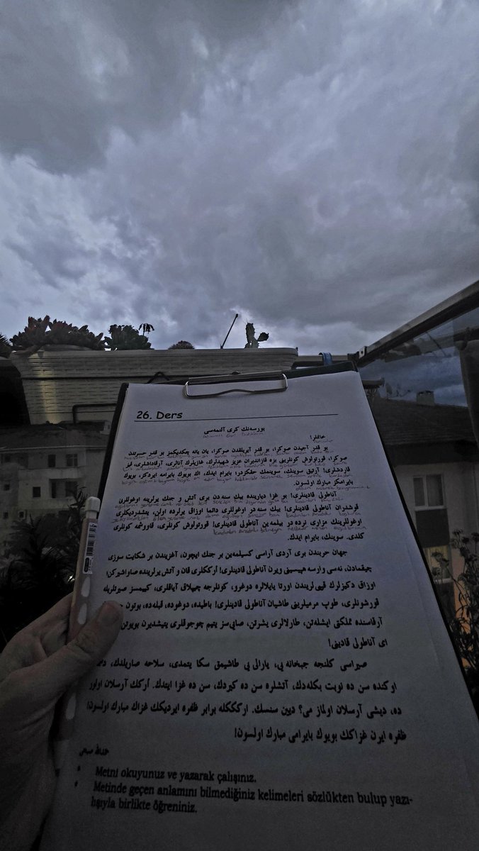 Keyfi_Kitap's tweet photo. Ruhum daraldı balkonda çalışayım dedim. Hava ruhumdan beter çıktı...🤭 https://t.co/jqsMvnV9B7