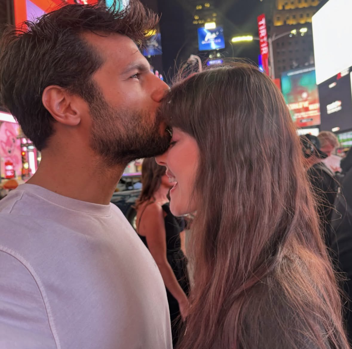 TvDunyasii's tweet photo. Özge Gürel, eşi Serkan Çayoğlu’nun doğum gününü; ‘Birlikte büyümeye, yılları anılara çevirmeye iyi ki doğdun sevgilim’ notuyla kutladı.

#ÖzSer https://t.co/9cmoRvzQoY