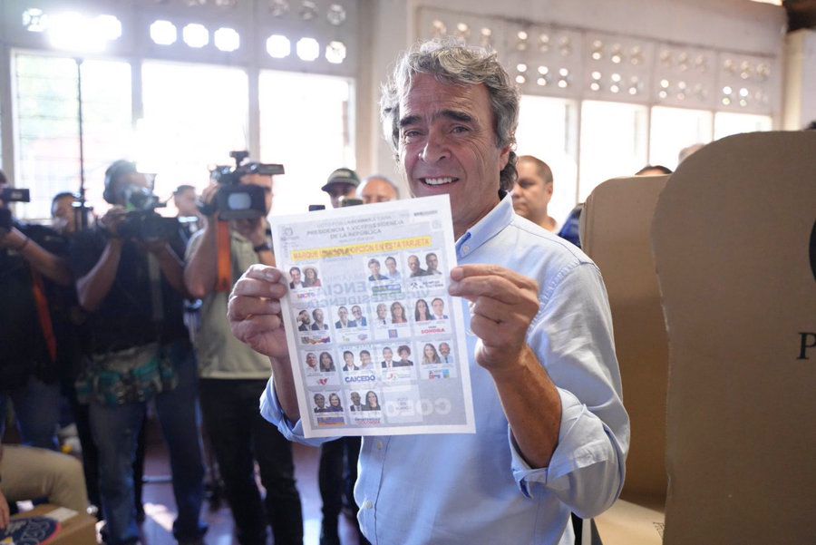 Apolopera's tweet photo. @EdnaBonillaSeba @sergio_fajardo Gracias al profe #EdnaBonillaVice y #FajardoPresidente por ofrecernos una alternativa diferente, una campaña sin pactos, ni alianzas dudosas. Nada de politiquerismos, campaña alegre, bonita, con la gente, a pie. Sin tarimas y sin discursos baratos https://t.co/F9CxoFC2eo