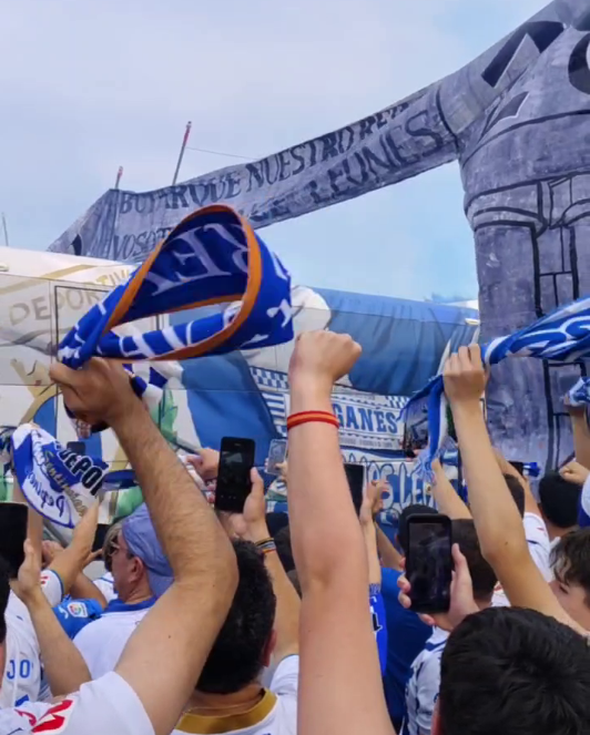 UltrasAccountOF's tweet photo. Ghetto ha preparado el acceso al estadio al autobús del equipo en el partido mas importante de la temporada.

Butarque nuestro reino, vosotros, once leones.
CD Leganés-CD Mirandés

31/05/26
#ultras https://t.co/8imFB2CgnB