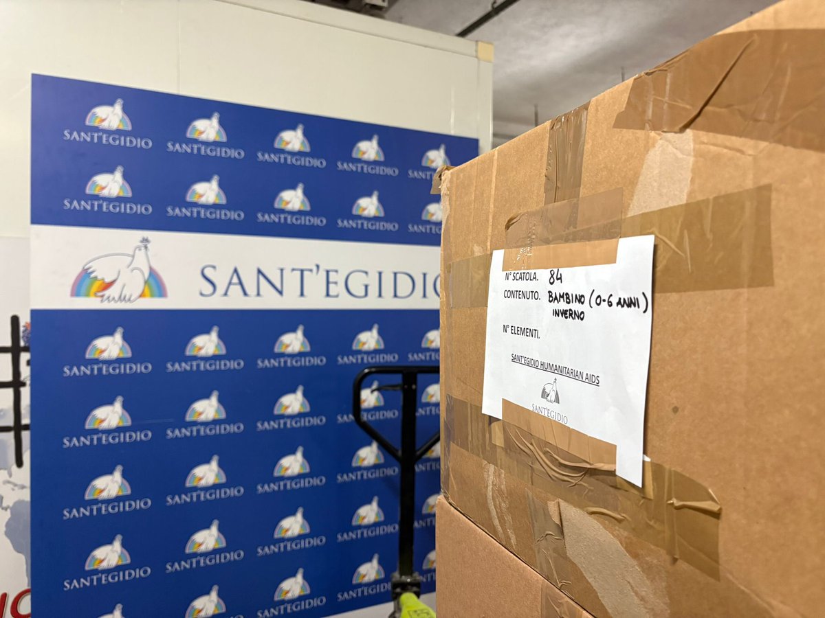 gxlapace's tweet photo. 100 scatole, 6 pallet e un totale di 800 kg di vestiti per bambini e adolescenti in partenza dall’Eco Lab di #Pace di #Roma verso il #Mozambico. L’operazione è stata gestita da #giovani universitari che ogni sabato si ritrovano all’Eco Lab, uno spazio di amicizia e condivisione. https://t.co/OtiCRB5QDj