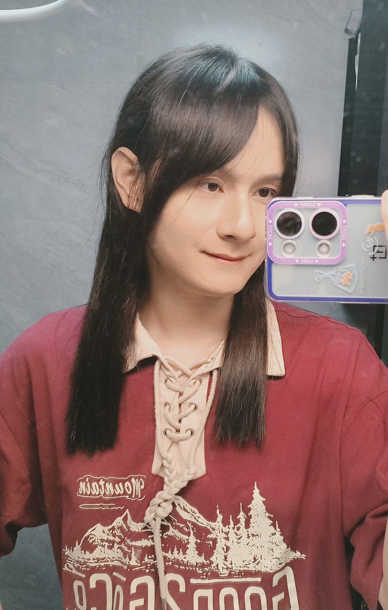 Dust1364's tweet photo. 新剪的刘海真不孬 https://t.co/wmDLDyHXYL