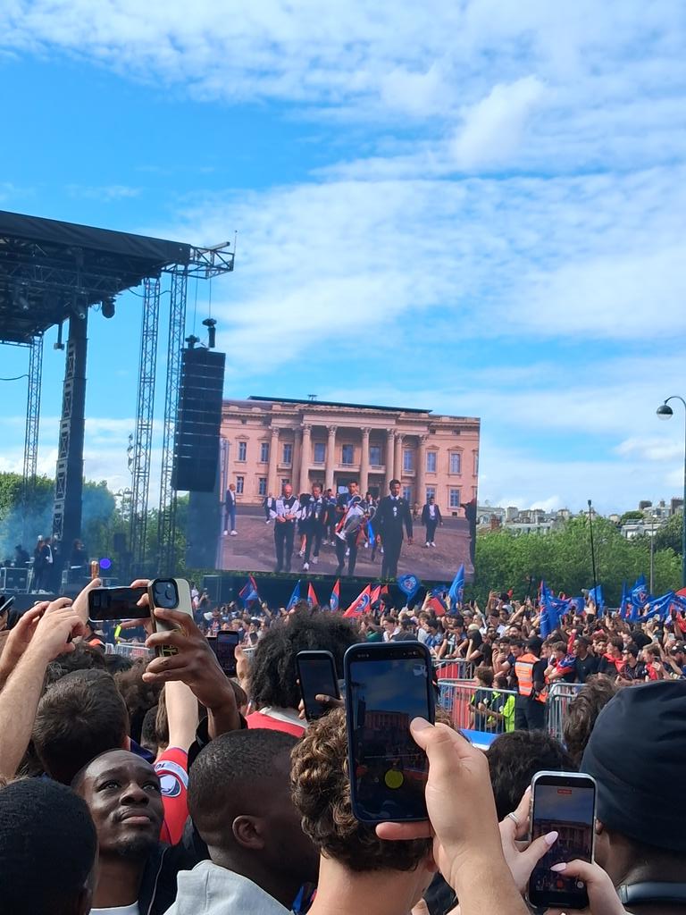 AndyLuce4's tweet photo. Les festivités du back to back du PSG au Champ de Mars.

Ici c'est Paris !!!!!! https://t.co/fSs1vpBPTS