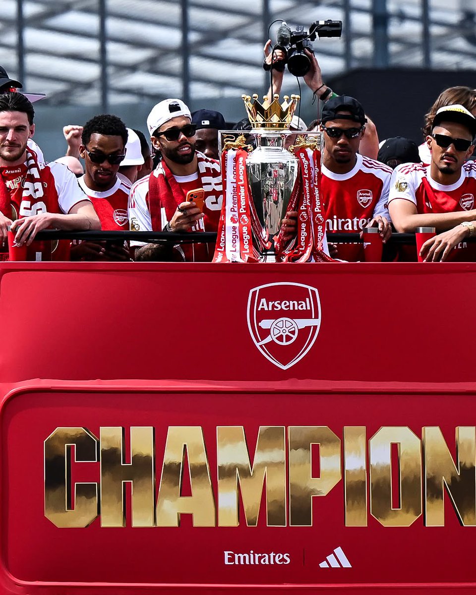Arsenal_Folio's tweet photo. 🏴󠁧󠁢󠁥󠁮󠁧󠁿🏆 TOP 10 Largest Title Parades in Premier League History: 

1. Arsenal — 1,500,000 fans (2026)
2. Liverpool— 700,000 fans (2026)
3. Liverpool — 900,000 fan (2020)
4. Man City — 450,000 fans (2013)
5. Man United — 200… see below https://t.co/B0PsWWNgMx