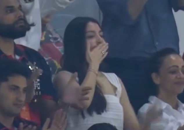 imkevin149's tweet photo. Love how Kohli never disappoints Anushka 😭❤️ https://t.co/RA0Uz8B1Kj