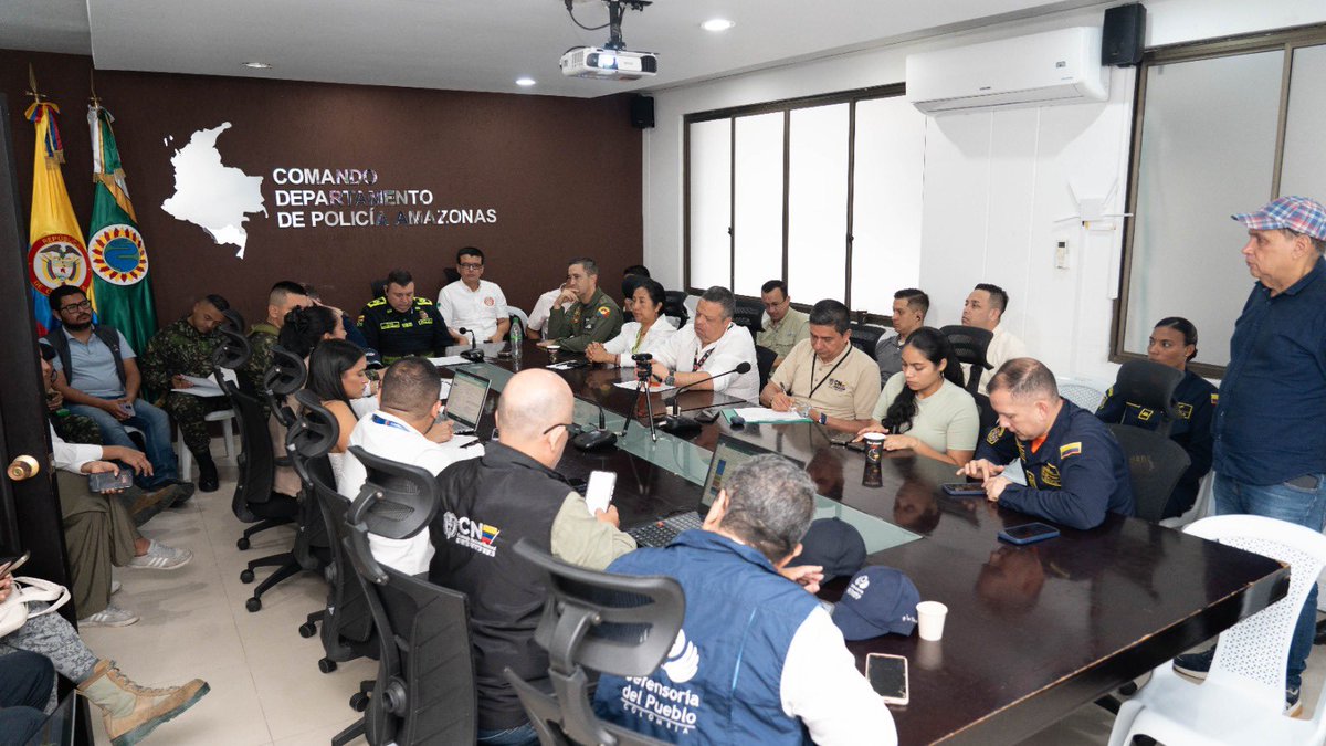 BastidasEdith's tweet photo. Con un reporte de tranquilidad se hizo la instalación del Puesto de Mando Unificado PMU y se procedió al inicio protocolario de la jornada electoral en el Departamento del Amazonas
Invitamos a toda la ciudadanía a ejercer su derecho al voto
@PoliciAmazonas @Goberamazonas https://t.co/07gs6GE7rN