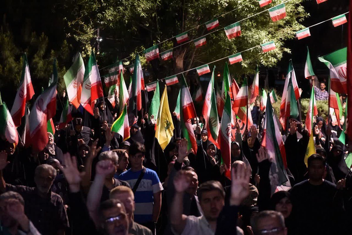 Tehran_bento's tweet photo. اینجا خیابان است؛ جایی که نبض ایران می‌زند. بدون سانسور، بدون ادیت، فقط حقیقتِ حضور مردم. هر یک از ما یک فرستنده هستیم.
#خیابان_ایران
#IranianOnIt https://t.co/mdMxZVp2OP