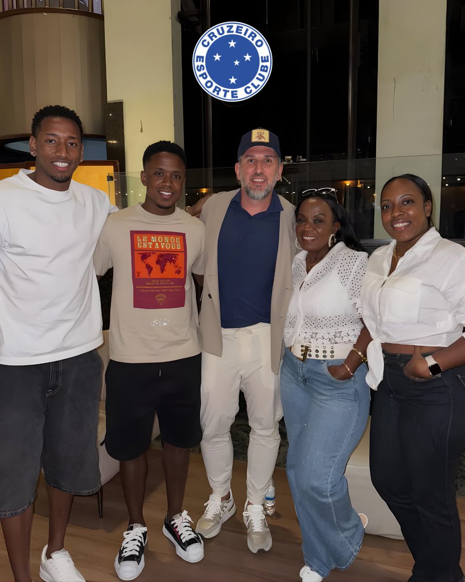 AgentsFC's tweet photo. 🇨🇴 Luis Sinisterra has made his loan with Cruzeiro permanent after his €6m transfer from AFC Bournemouth.

💼 Deal done by his agent Simone Rondanini (middle) - Co-Director of THE·TEAM agency. Also pictured Luis Sinisterra's family members.

📸 Simone Rondanini https://t.co/ozsv7iXVwK