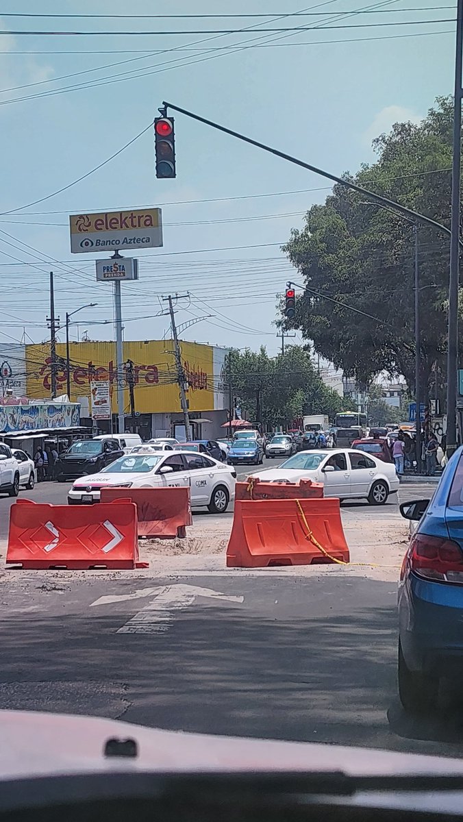 mily_mav's tweet photo. Cuando piensan terminar esto? 
Todo el fin de semana y no han podido arreglar esto el tráfico  es un caos.
@LopezCasarinJ @LaVerdadAO @DenunciaAOCDMX @AlcaldiaAO @PORLASAGUILAS https://t.co/MKriSGeZrk