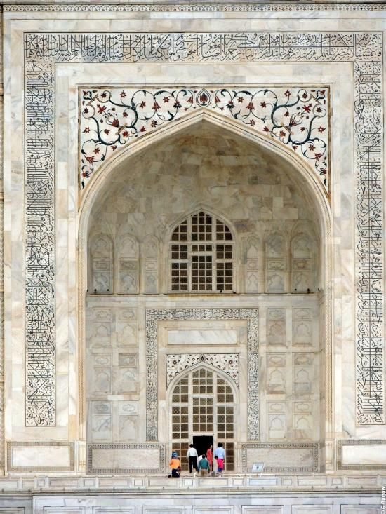 skillissues_1's tweet photo. @KshatriyaDhrum @shahpramod_1999 @_shiblee Vandalism? Dumbass low iq retard look the picture, the entire frame is covered in ARABIC verses which were engraved when the Taj Mahal was built https://t.co/vC8J053aB5