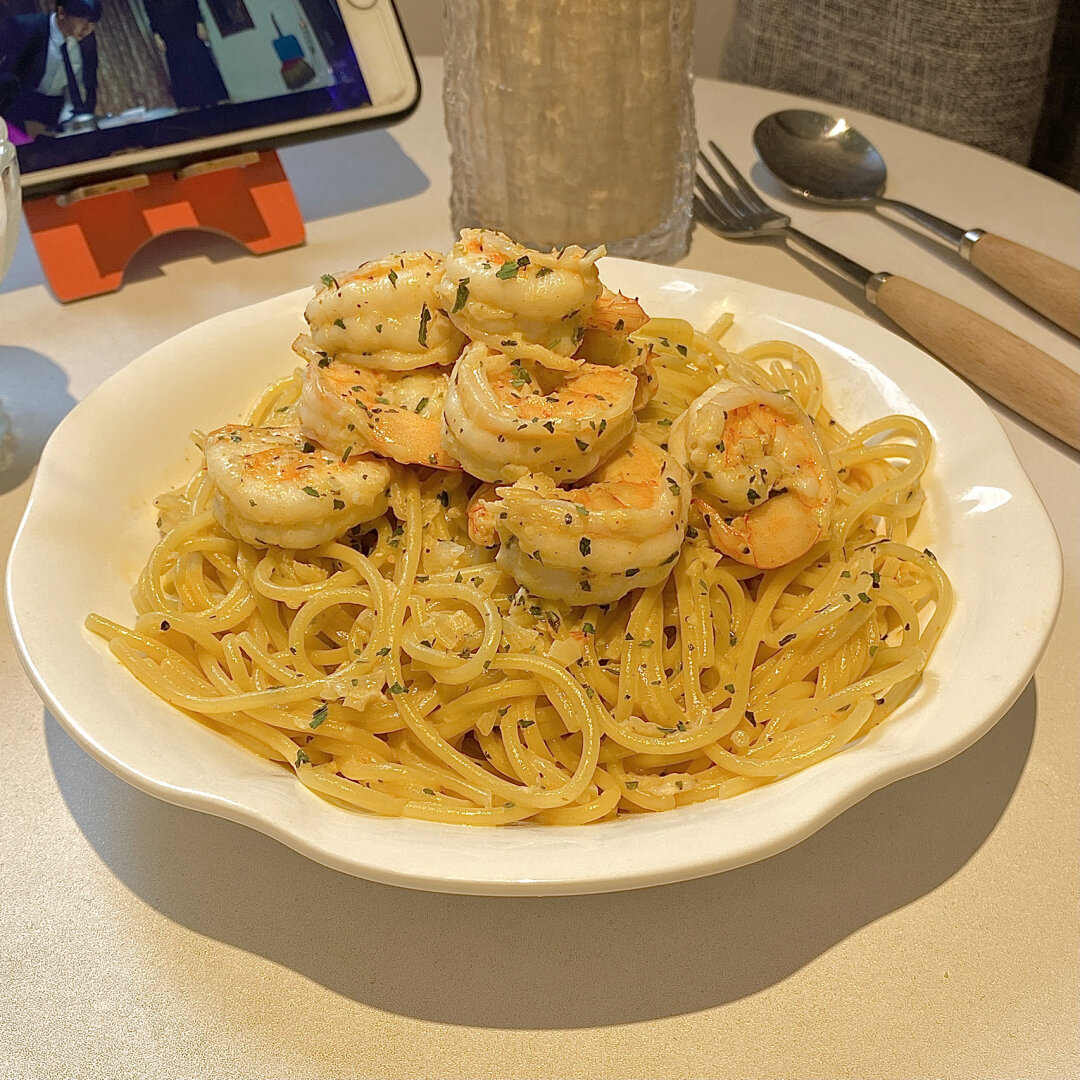 MelKnable's tweet photo. [Just whipped up garlic butter shrimp noodles in 15 mins! Cheesy, fragrant, and totally cozy for a weeknight dinner  #HomeCookingEasy]， https://t.co/O2nWMIrht2