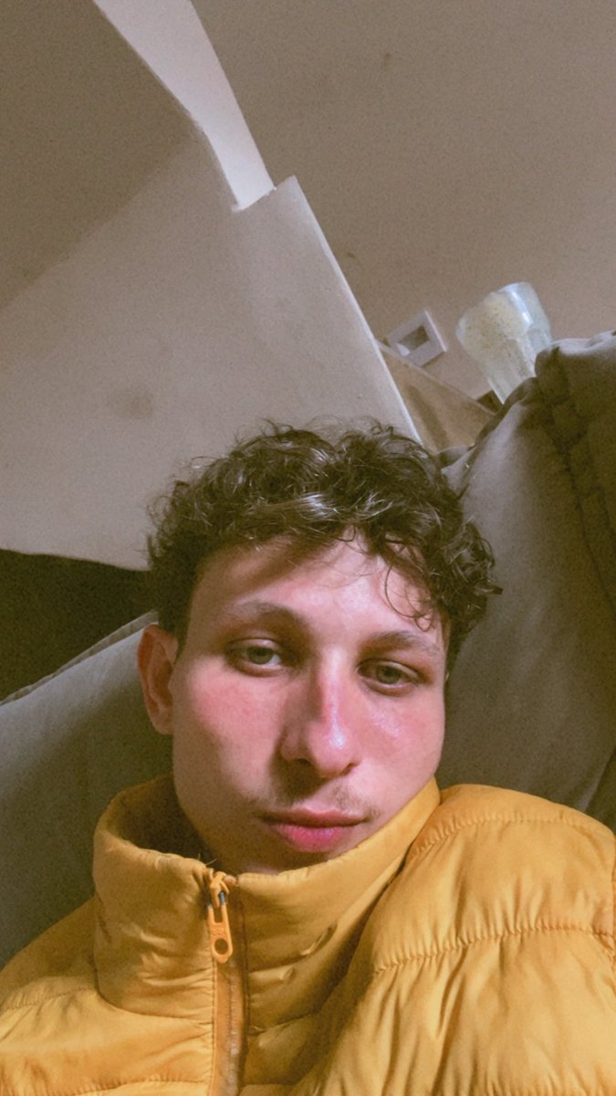 versorick's tweet photo. Eu amo esse casaco amarelo https://t.co/uI9BRWlD0M