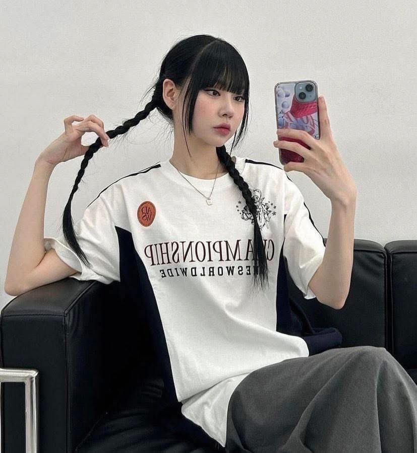 kayjay0499's tweet photo. [SALE] AMES - Championship Tee ⚽️💙

เสื้อยืด 750! (จาก 1,200) 
𐔌 White・Charcoal・Blue 
𐔌 M 43"・L 46"

พร้อมส่ง แมสด่วนได้ค่า 📷 https://t.co/4XeCz1SqQ0
#พรีเกาหลี #ตลาดนัดสวนแครอท #ตลาดนัดlesserafim #ดิเอท #ซากุระ #Ames https://t.co/w7lYnQaDhE