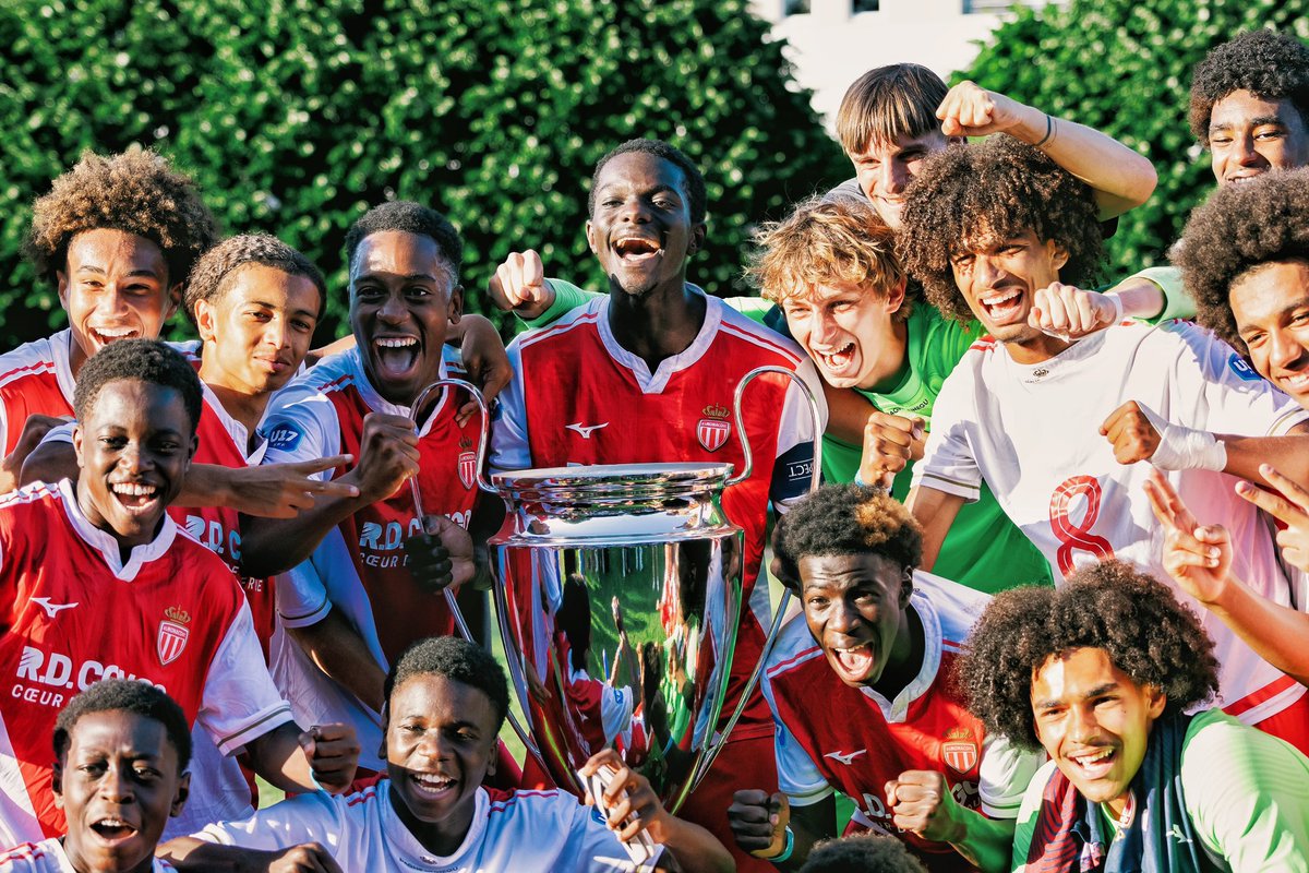 ActuL1_'s tweet photo. 🚨 2 JOUEURS de l’Academie de l’AS Monaco ont brillé lors d’un Concours d’Éloquence au Château de Versailles ce jeudi 👏❤️🤍

Usuman Kebeh 🇫🇷 remporte le premier prix parmi les Lauréats. 🏆

Jean-Daniel Mowelle 🇫🇷 décroche le 3ème prix dans la catégorie "Coup de cœur". ♥️

Quelques jours plus tôt, ces U17 remportaient le Tournoi international de Saint-André. 🤩🌟

Être bon sur le terrain et en dehors des pelouses si jeune. 👏 

📸 @AS_Monaco