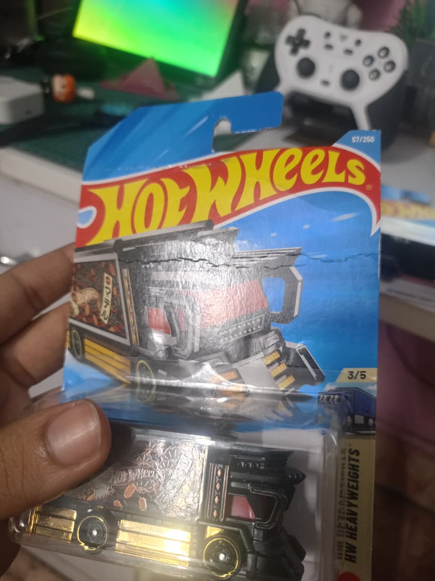 DesignYourEuph1's tweet photo. @letsblinkit @blinkitcares Recent purchases. Just to note, for us Hotwheels collectors, the card containing the art, is of great importance in addition to the car itself. Its an integral part of a hotwheels purchase. Pls look into the matter. https://t.co/AiU7GbO2IF