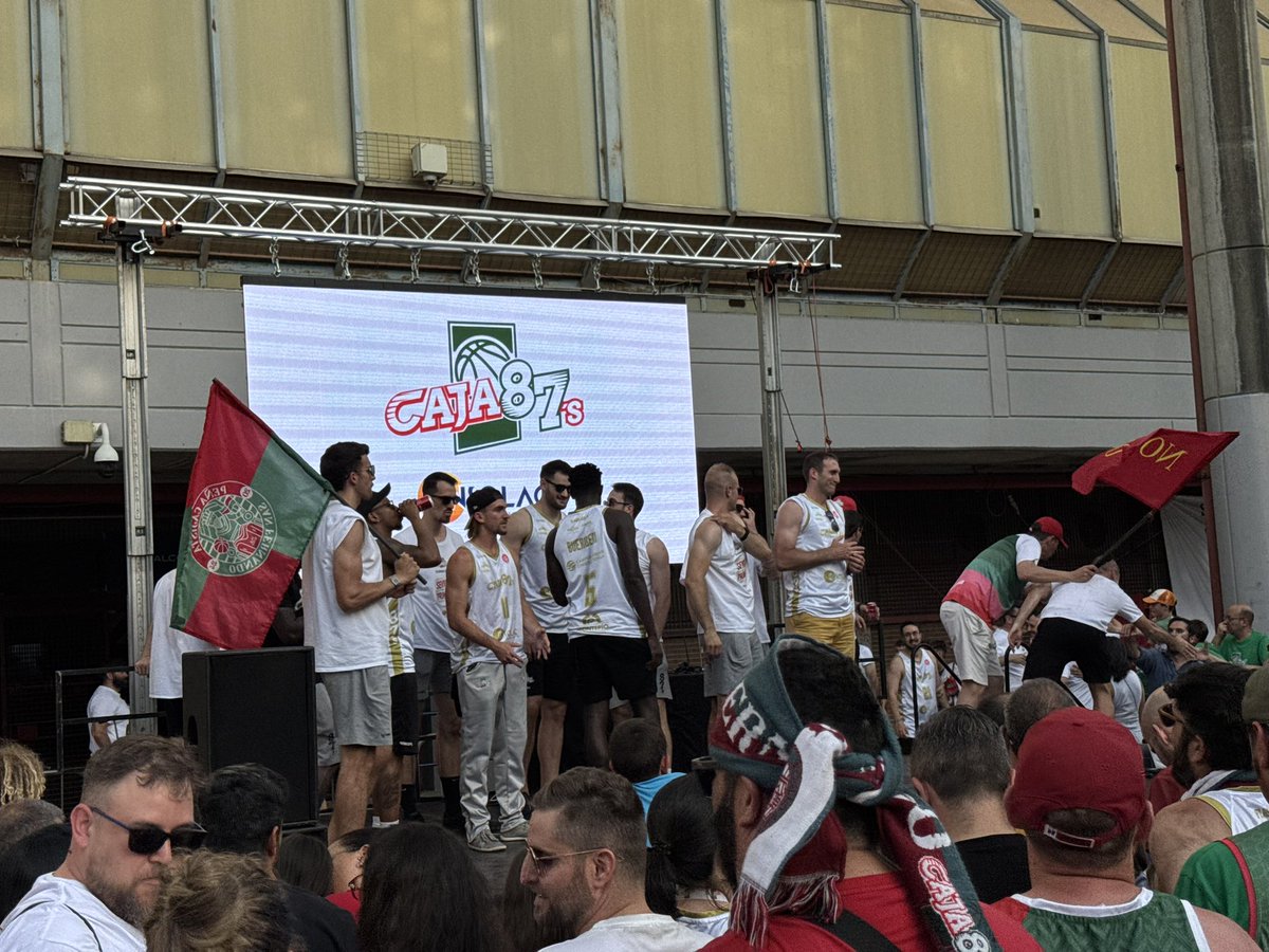 caja87basket's tweet photo. Nuestros campeones. 
El equipo de toda una ciudad. 

#SevillaEsDePrimera https://t.co/3ZYoM9uEj4