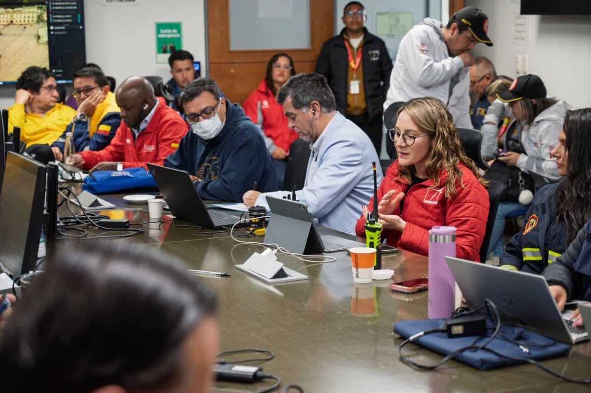 Maferoc's tweet photo. La operación de @TransMilenio se desarrolla con normalidad en esta jornada electoral. 

Desde el #PMUElectoral en el C4, hemos trabajado junto a entidades distritales, autoridades, @MinHacienda y delegados del @MinInterior para garantizar a los ciudadanos el derecho al voto, incluyendo el transporte público.

El balance es positivo; con corte a las 12:40 p.m., no se han reportado novedades que afecten la operación. 

Se han registrado 278,204 validaciones en el componente Troncal, un aumento del 10.7 % respecto a 2022. En TransMiZonal, se reportan 393,745 validaciones, un incremento del 10.9 %. En total, el Sistema muestra un aumento del 10.8 % en validaciones.

Además, reforzamos 29 rutas de TransMiZonal y contamos con buses adicionales para responder a la demanda durante la jornada. 

Más detalles: https://t.co/pRTdIFGKwb