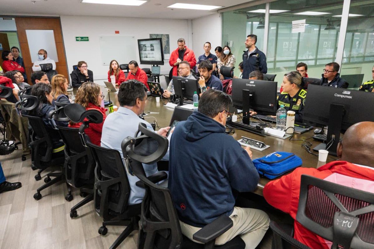 Maferoc's tweet photo. La operación de @TransMilenio se desarrolla con normalidad en esta jornada electoral. 

Desde el #PMUElectoral en el C4, hemos trabajado junto a entidades distritales, autoridades, @MinHacienda y delegados del @MinInterior para garantizar a los ciudadanos el derecho al voto, incluyendo el transporte público.

El balance es positivo; con corte a las 12:40 p.m., no se han reportado novedades que afecten la operación. 

Se han registrado 278,204 validaciones en el componente Troncal, un aumento del 10.7 % respecto a 2022. En TransMiZonal, se reportan 393,745 validaciones, un incremento del 10.9 %. En total, el Sistema muestra un aumento del 10.8 % en validaciones.

Además, reforzamos 29 rutas de TransMiZonal y contamos con buses adicionales para responder a la demanda durante la jornada. 

Más detalles: https://t.co/pRTdIFGKwb