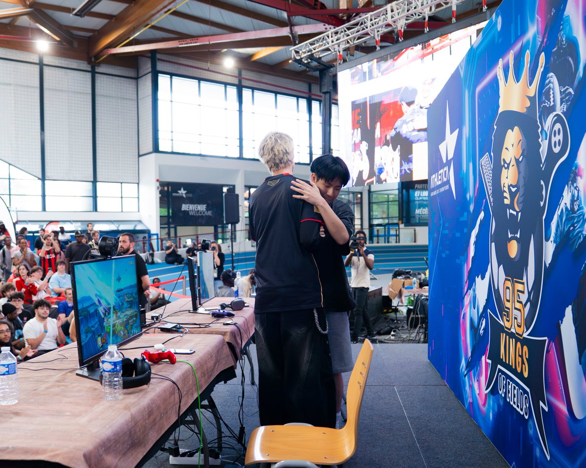 unbrix_'s tweet photo. l'ambiance était folle !! #KOF95
@BMS_CREW @Mario_LuigiBIS @syrup_nair https://t.co/w0yFQzKW2I