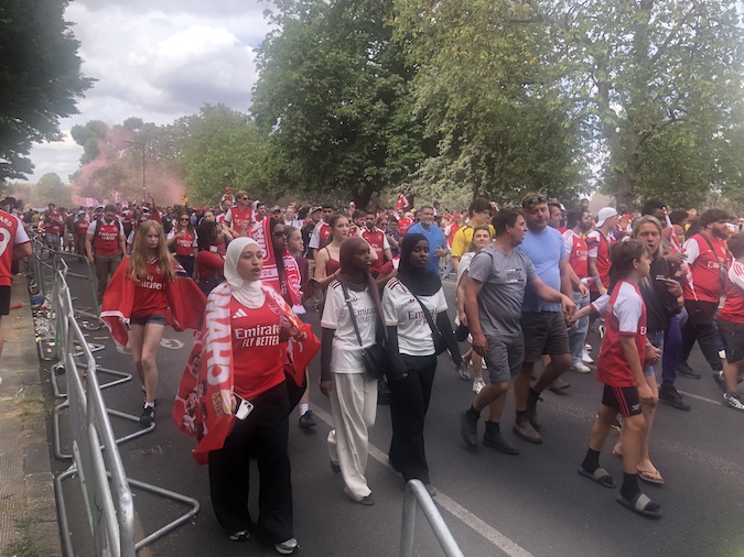 DaveHill's tweet photo. Oh look, "Nige", a happy London crowd. Not very far up *your* leaderboard, eh, old bean? #farage https://t.co/30uk3LHz36