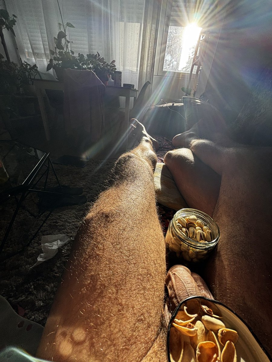 mopsicut's tweet photo. Domingo por la tarde, de esos que se sienten despacio.
La luz cae dorada por la ventana, el mundo baja el volumen y todo parece colocarse en su sitio sin esfuerzo.

Un puñado de pistachos entre las manos, el sonido suave al abrirlos, ese pequeño ritual que acompaña el momento. En el sofá, con el cuerpo rendido y el alma tranquila, empieza el último capítulo de Machos Alfa.

Y ahí estás… entre risas, silencios y esa sensación agridulce de saber que algo se termina. Pero también con la certeza de que no hace falta más.
Porque a veces la felicidad es exactamente esto:
no tener prisa,
tener paz,
y disfrutar de los pequeños detalles que lo llenan todo.