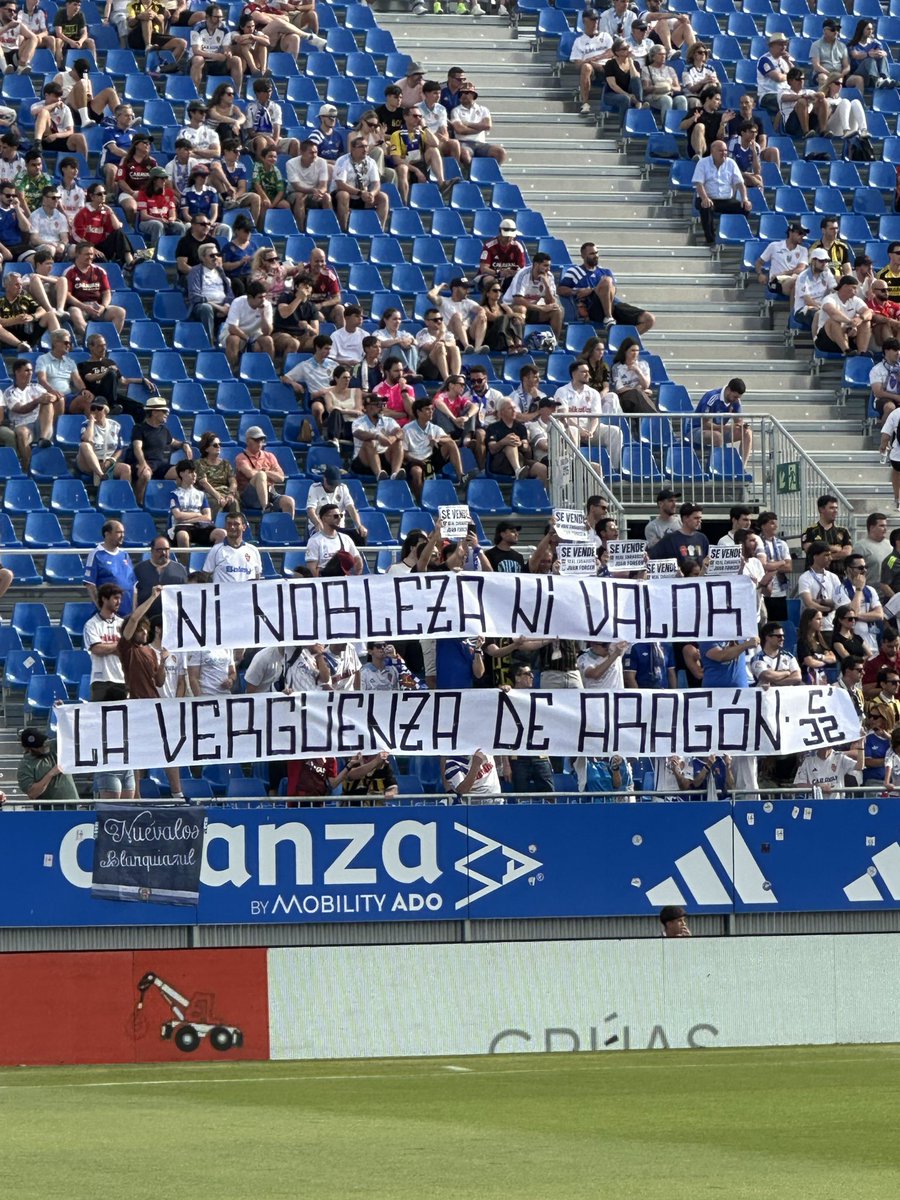 LVZARAGOZA's tweet photo. Ni nobleza ni valor.
La vergüenza de Aragón.

📷 @DeyvixRZ9 https://t.co/qPaXpnUaUl