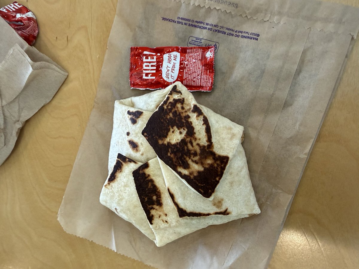mski1369's tweet photo. @tacobell wow talk about something not looking like the picture. Crunchy chicken crunch wrap is no bigger than 3 packs of hot sauces and it shows a full size one in all you ads. Crazy https://t.co/YvS03tJq2S