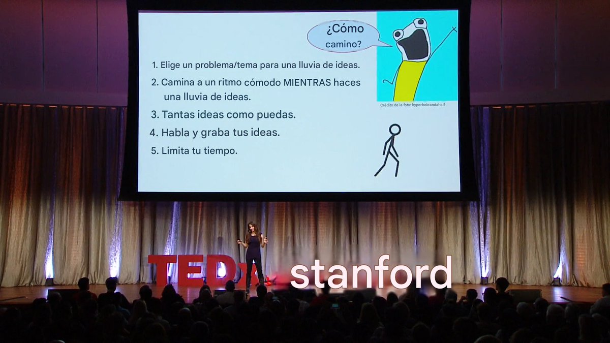 isafernan's tweet photo. Una psicóloga de Stanford dedicó cuatro años a demostrar que el simple acto de caminar genera un 60 % más de ideas creativas que estar sentado, y el experimento que diseñó para descartar cualquier explicación alternativa es uno de los hallazgos más decisivos de la psicología moderna.

Su nombre es Marily Oppezzo.

La idea para el estudio surgió mientras caminaba con su tutor en Stanford para discutir el tema de su tesis, y el artículo que finalmente publicó en el Journal of Experimental Psychology en 2014 es tan contundente que debería haber puesto fin a la reunión el mismo día de su publicación.

Realizó cuatro experimentos con 176 personas. Cada persona fue evaluada dos veces: una sentada y otra caminando. Las tareas de creatividad fueron las estándar que los psicólogos han utilizado durante décadas para medir la capacidad del cerebro para generar ideas novedosas y útiles.

El resultado fue tan claro que casi no merecía ser publicado.

El 81 % de los participantes en el primer experimento generó más ideas creativas caminando que sentados. En el segundo, el 88 %. En el tercero, el 100 %. Cada persona, al caminar, se convirtió en una versión más creativa de sí misma.

En promedio, las personas generaron un 60% más de ideas novedosas y útiles en el momento en que comenzaron a mover las piernas.

La pregunta escéptica es obvia. ¿Quizás fue el aire fresco?¿Quizás fue el paisaje que pasaba?¿Quizás fue el cambio de entorno el que hizo el trabajo, no la caminata en sí?

Oppezzo desmintió todas esas explicaciones con una decisión experimental.

Colocó a los participantes en una cinta de correr frente a una pared blanca. Sin paisaje. Sin aire fresco. Sin cambio de entorno. Solo piernas moviéndose en el sitio mientras miraban fijamente una pared blanca. El aumento del 60% se mantuvo.

Luego realizó el experimento que zanjó el asunto por completo. Sacó a los participantes al exterior en dos condiciones. La mitad caminó por un patio de Stanford. La otra mitad fue empujada por el mismo patio en silla de ruedas. La misma estimulación al aire libre. El mismo paisaje pasando a la misma velocidad. La única diferencia era si las piernas se movían o no.

Los que caminaron produjeron muchísimas más ideas novedosas y de alta calidad que el grupo en silla de ruedas. El exterior por sí solo no tuvo casi ningún efecto. Caminar lo hizo todo.

Esta es la parte del estudio que más me impactó la primera vez que la leí.

También puso a prueba el tipo de pensamiento opuesto: el pensamiento convergente. Ese en el que hay una única respuesta correcta y hay que reducir las opciones hasta encontrarla.

Se trataba de crucigramas donde tres palabras compartían una cuarta palabra oculta que las conectaba. Los participantes sentados obtuvieron mejores resultados, mientras que los que caminaban obtuvieron peores.

Caminar no mejora la inteligencia en general. Tiene un efecto específico: activa la búsqueda divergente en el cerebro, la que genera opciones, la que produce conexiones inesperadas, la que toma un problema y encuentra cinco maneras de resolverlo en lugar de una.

Cuando necesites converger en la única respuesta correcta, siéntate. Cuando necesites encontrar la respuesta, levántate.

El mecanismo ahora se comprende bien.
Caminar activa selectivamente lo que los neurocientíficos llaman la red neuronal por defecto (RND), el sistema cerebral que se activa cuando no estás concentrado conscientemente en nada. La RND es donde se produce la divagación mental, donde los recuerdos se interrelacionan. Donde las ideas que han estado guardadas en carpetas separadas en tu cabeza finalmente se encuentran.

Cuando te sientas en un escritorio y te obligas a concentrarte, suprimes la red neuronal por defecto (DMN). Cuando caminas a un ritmo natural, la parte ejecutiva de tu cerebro se ocupa lo suficiente de la caminata como para que la DMN se active y comience a realizar el trabajo que la concentración estaba bloqueando.

El hallazgo más útil de todo el estudio es el que casi nadie cita.

El impulso no desapareció en el momento en que las personas dejaron de caminar. Los participantes que caminaron primero y luego se sentaron mantuvieron el estado de alerta. Su siguiente ronda de trabajo creativo sentado fue significativamente mejor que la de quienes habían estado sentados todo el tiempo. El efecto perduró durante al menos varios minutos después de que las piernas dejaron de moverse.

No necesitas realizar trabajo creativo mientras caminas. Necesitas caminar antes del trabajo creativo. El cerebro mantiene el estado.

La historia de esto es lo que debería preocupar a cualquiera que todavía celebre reuniones sentado.

Charles Darwin construyó un sendero circular de grava detrás de su casa en Kent, llamado Sandwalk, y lo recorrió tres veces al día durante el resto de su vida. La teoría de la evolución se desarrolló dando vueltas a ese sendero.

Nietzsche caminaba hasta diez horas diarias durante los años en que escribió sus libros más importantes y afirmaba abiertamente que la obra se concebía mientras caminaba.

Beethoven componía por la mañana y caminaba cinco horas cada tarde con un lápiz en el bolsillo por si le llegaba alguna idea.

Kahneman decía que las mejores ideas de su carrera, que le valió el Premio Nobel, surgieron durante paseos tranquilos con Amos Tversky. Steve Jobs se negaba a tener conversaciones importantes sentado; las mantenía caminando.

Todos ellos utilizaban el sistema que Oppezzo no mediría hasta 2014. Simplemente no sabían cómo llamarlo.

La pregunta que vale la pena plantearse es la que casi nadie se hace.

Cada reunión a la que has asistido sentado alrededor de una mesa se desarrolló con una fracción de la capacidad intelectual real de los presentes.
Cada lluvia de ideas que se quedó estancada en una sala de conferencias.
Cada problema que intentaste resolver en tu escritorio y abandonaste.
Cada idea que no lograste concretar.

La intervención es la más sencilla de la ciencia moderna. Sin suplementos. Sin aplicaciones. Sin suscripciones. Sin programas de entrenamiento. Solo un par de piernas y 15 minutos.

El laboratorio de Stanford lo demostró. Los filósofos lo sabían. La neurociencia lo explica.

Y casi todos los que leen esto siguen intentando resolver problemas sin moverse.