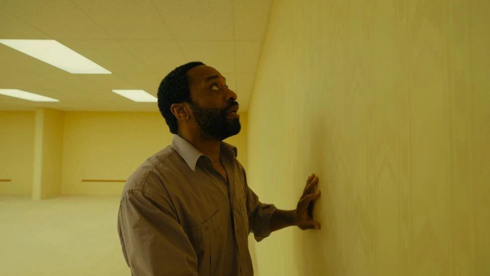 CoyPopeMedia's tweet photo. The Backrooms had everything it needed to be great: fascinating concept, great cast, and one of the most immersive sets I've ever seen on screen. So why did I nearly fall asleep to the hum of fluorescent lights?

Why do I need a PhD in Backrooms studies to understand this film? https://t.co/vQYvanzlMn