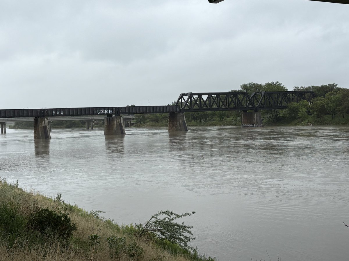 HatLawnBowler's tweet photo. Wet Sunday morning. #sharethetrailmh #springinalberta #medhat #southsaskatchewanriver https://t.co/DX1WiPmoMP