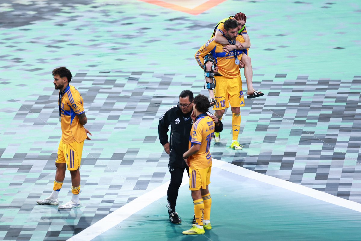 JaimeGarza94's tweet photo. Ya con la cabeza un poquito más fría, mis sensaciones de la final son rarísimas.

Por un lado está, obvio, el dolor de haber perdido.

Sobre todo, porque creo que Tigres fue mejor en el segundo tiempo y lo pudo liquidar con la que tuvo Gignac en el área chica.

Sin embargo, yo sé que me van a mentar la madre, pero yo sí vi a un Guido Pizarro distinto.

Vino de menos a más.

Y aunque no pudo plasmarlo en el marcador, sí puso al Toluca contra las cuerdas.

Me preocupa, no obstante, que se habla de que no habrán inversiones fuertes en este mercado de verano.

Con los jugadores que hay seguiremos quedándonos a contra esquina de la gloria.

Al equipo le hace falta un delantero de élite y un extremo por izquierda consagrado.

Sin ellos, la historia no será diferente en el Apertura.

Esperemos que las cosas cambien en las próximas semanas… mientras tanto, a levantar la cara y AGUANTAR.