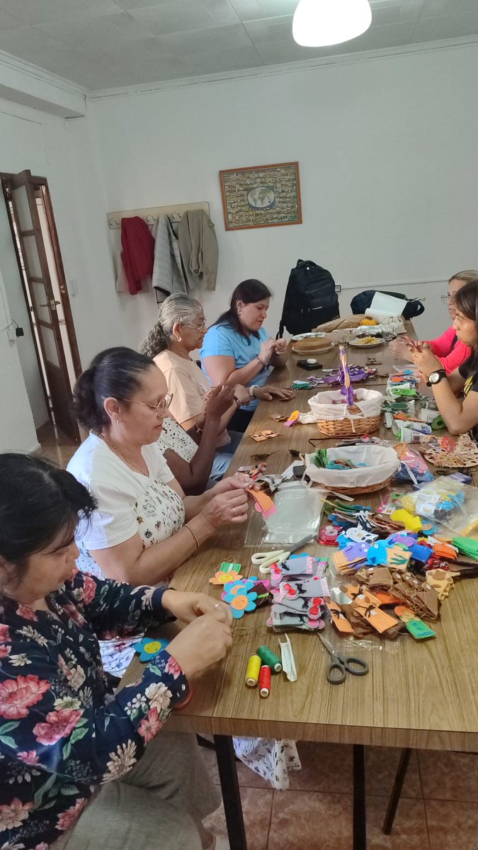 ESPAIOBERTM's tweet photo. Antes de abrirse el telón, ya estaba el cuidado: manos, detalles y comunidad hicieron posible La Ratita. Gracias por sostenerlo. #LaRatita https://t.co/UjfjhY313J