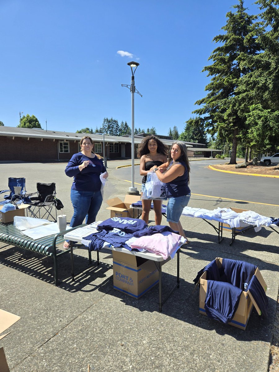 HighRogers76644's tweet photo. 20mins left to pick up your team gear at school.  Come and get it!!! https://t.co/NBj1WPitjX