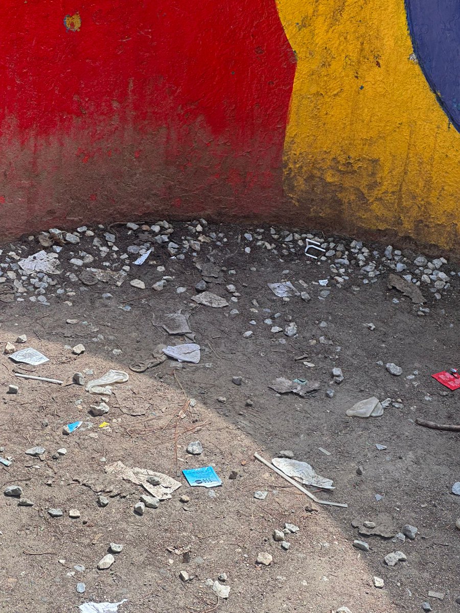 ALulisG's tweet photo. Escritura
⚠️ INDIGNANTE ⚠️
En los juegos infantiles de la Avenida Las Américas, Guatemala, hay condones usados tirados dentro del área donde juegan los niños.
Esto no solo es basura: es un problema de higiene, salud pública y seguridad para nuestras familias.
Exigimos limpieza! https://t.co/hU6yp1dEhU