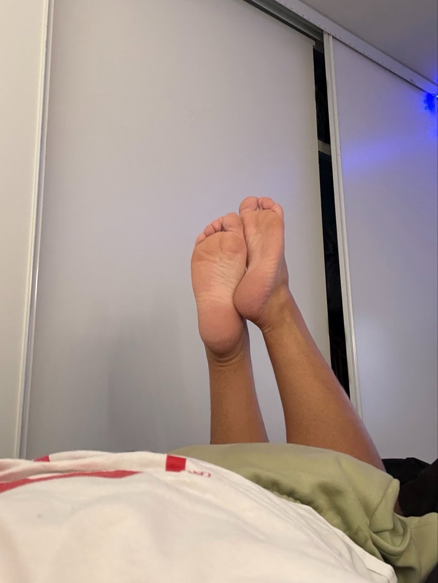 tscharlyyx's tweet photo. front or back? where my foot lovers at? https://t.co/G9eIm733vp