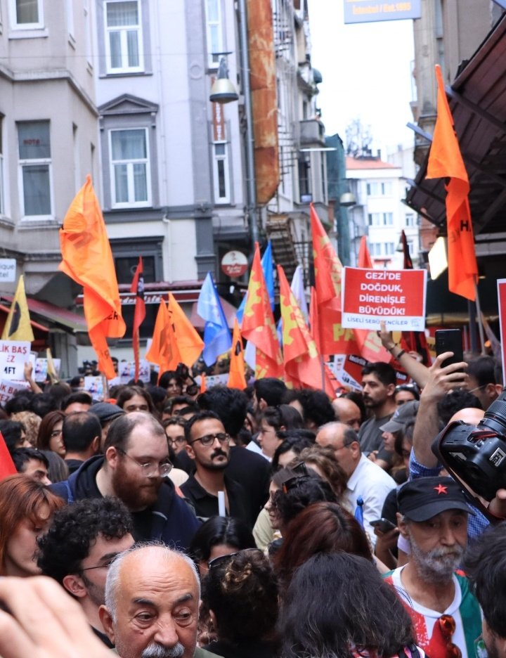 ha1kev1eri's tweet photo. 13. yılında Gezi'nin sokaklarındayız!

Taksim'de polisin tüm engelleme çabalarına rağmen Haziran İsyanı'nın yıldönümünde, isyanın hafızasıyla, yitirdiklerimizin anısıyla bir aradayız.

İsyan, devrim, özgürlük! https://t.co/UGZlgoogu2