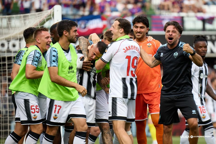 apuntesports's tweet photo. @LaLiga2 @CDCastellon @SDEibar @PuntaPunt_ 🚨⚽️ FINAL a Castàlia:

@CDCastellon 2⃣
@SDEibar 1⃣

L'equip orellut jugarà el play-off d'ascens a @LaLiga. #CastellónEibar

🔛 @PuntaPunt_📻: https://t.co/A0HjkxBaQ5 https://t.co/Y6jL0i9E3D