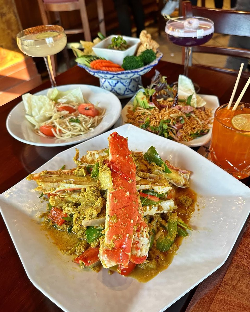 iammommyyeontan's tweet photo. ทางร้าน Lotus of Siam กล่าวขอบคุณบังทันที่คอยสั่งหรือทานอาหารไทยจากร้านนี้บ่อยๆและแชร์เมนูที่น้องแทสั่งค่ะ🥺🇹🇭

“ขอบคุณ V, J-Hope และสมาชิก BTS ทุกคน ที่แวะมา Lotus of Siam เสมอเวลาพวกเขาอยู่ในเมืองนี้ ไม่ว่าจะมาทานที่ร้านหรือสั่งเดลิเวอรี พวกเราซาบซึ้งกับการสนับสนุนจากสมาชิกและอาร์มี่มากๆ

เนื่องจาก V ได้แชร์รูปนี้ลงฟีดของเขาโดยตรง เราเลยคิดว่าโอเคที่จะบอกว่าพวกเขามาทานอาหารที่ร้านเรา!

V สั่งเมนูดังของร้านคือ กุ้งทอดกระเทียมกรอบ (Crispy Garlic Prawns), ผัดซีอิ๊ว (Pad Se Ew) และ ข้าวเหนียว (Sticky Rice) ส่วนอีกเมนูโปรดหนึ่งคือ ปูผัดผงกะหรี่ (Poo Pad Pong Karee)”