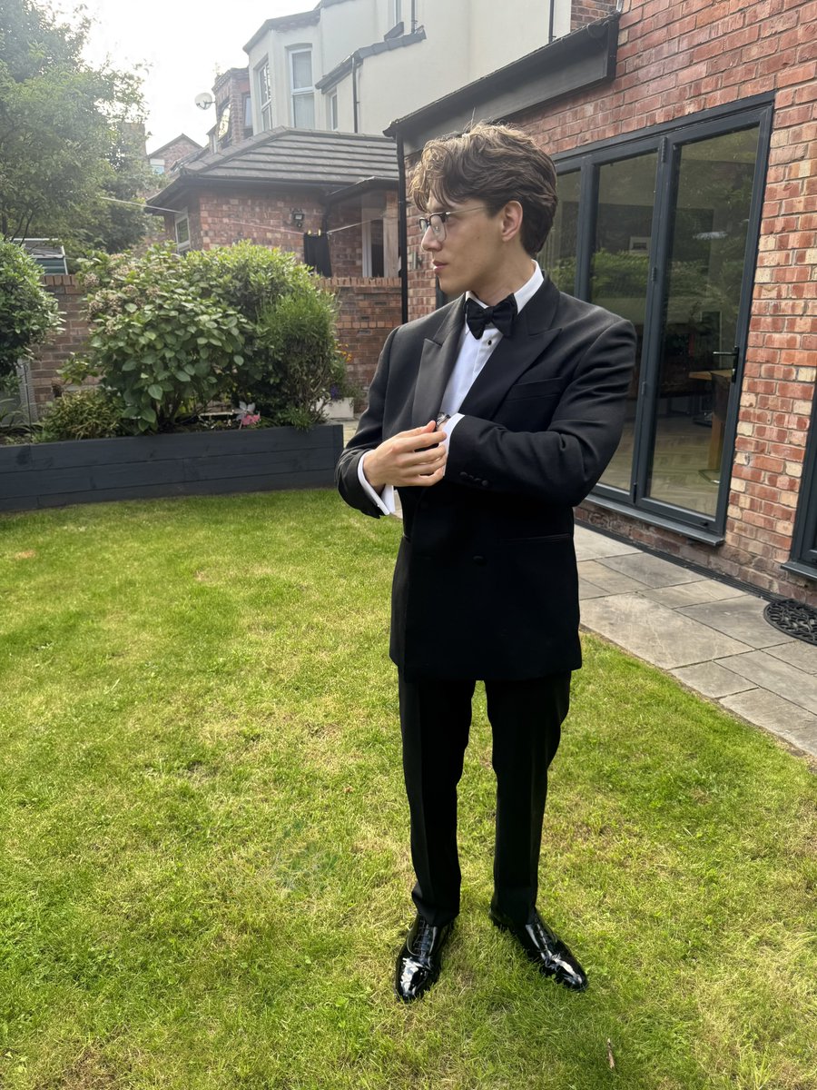 mastercharlie00's tweet photo. I’m always dressed to highest standard. No one does black tie as well as me https://t.co/KdpjSI2u5c