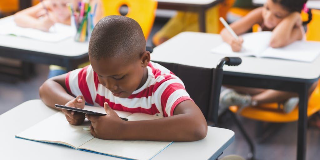 weteachcs's tweet photo. As schools wrestle with restricting screens, some parents and disability advocates are beginning to express concerns about whether students who rely on accessibility tools are being excluded from the rule-making process. — via @EdSurge

Read: https://t.co/uX2bnsepDC https://t.co/zhwE15MR6O