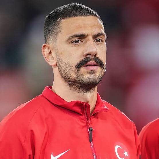 AnlikFutbool's tweet photo. Hakan Safi, savunma hattına lider bir isim kazandırmak için harekete geçti. Safi cephesinin, Merih Demiral’ın menajeriyle resmi görüşme gerçekleştirdiği öğrenildi.

🇹🇷 Milli takımın vazgeçilmez isimlerinden olan Merih, hava toplarındaki hakimiyeti, agresif savunması ve lider karakteriyle dikkat çekiyor.

👦🏻 Yaş: 28
🛡 Mevki: Stoper
📏 Boy: 1.90 m
👟 Ayak: Sağ
💰 Piyasa Değeri: 14 M€

Savunmaya tecrübe, sertlik ve karakter katabilecek Merih Demiral ismi, transfer gündeminin üst sıralarında yer alıyor