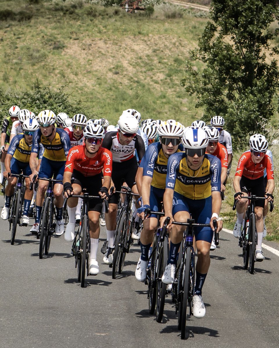 SmartlogCycling's tweet photo. 🤨 #VN26 amaitutzat eman dugu. Conejero eta Otegi azken etapako garaipenaren lehian egon dira, eta 2. eta 9. izan dira iritsiera polemiko baten ondoren.

🫡 Olabek 7. postuan amaitu du sailkapen nagusian.

♥️ Etapa garaipen batekin eta talde lan bikainarekin agurtu dugu proba. https://t.co/spnYTIz94Q