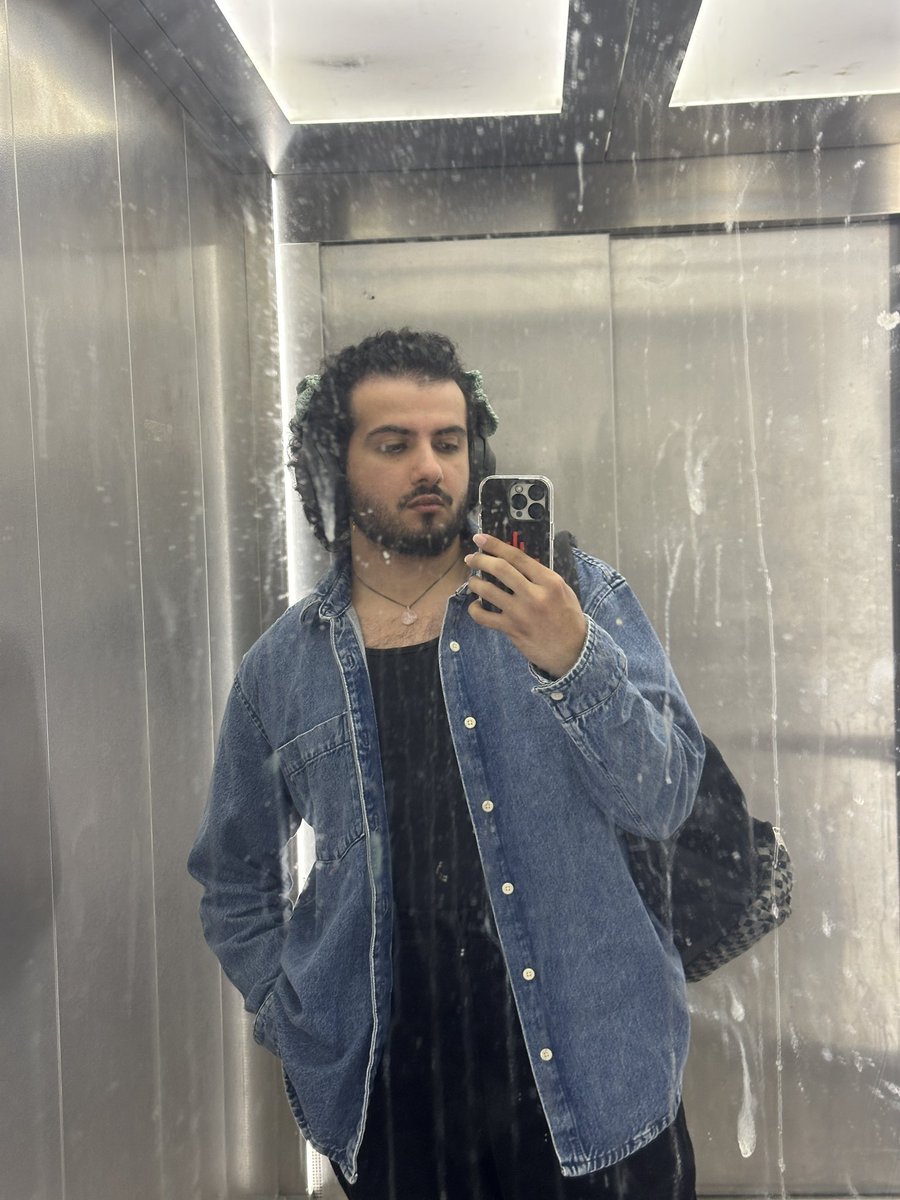 aphrosar's tweet photo. Tellement dévot à Aphrodite que même les miroirs laissent des traces quand je m’admire dedans 
#LGBTQIAOurMonth https://t.co/25kZpkARpT