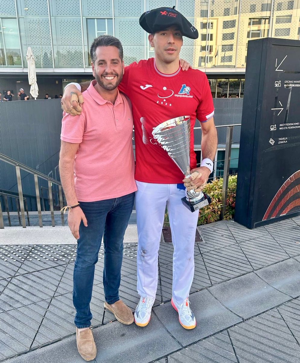 PSOELaRioja's tweet photo. ¡ @darioezca es campeón del Manomanista! 

💪🏻Increíble partido del riojano que ha hecho historia para la pelota riojana 72 años después.

 ¡A celebrarlo! https://t.co/duZDUU3lPO