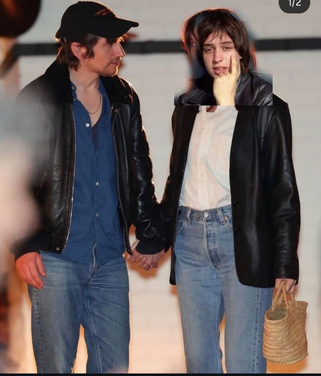 Jemand_Zufallig's tweet photo. Perdón..
 Pero con el reciente nuevo siento que Louise si le da aires a Julian Casablancas https://t.co/yDIVV7MNW5