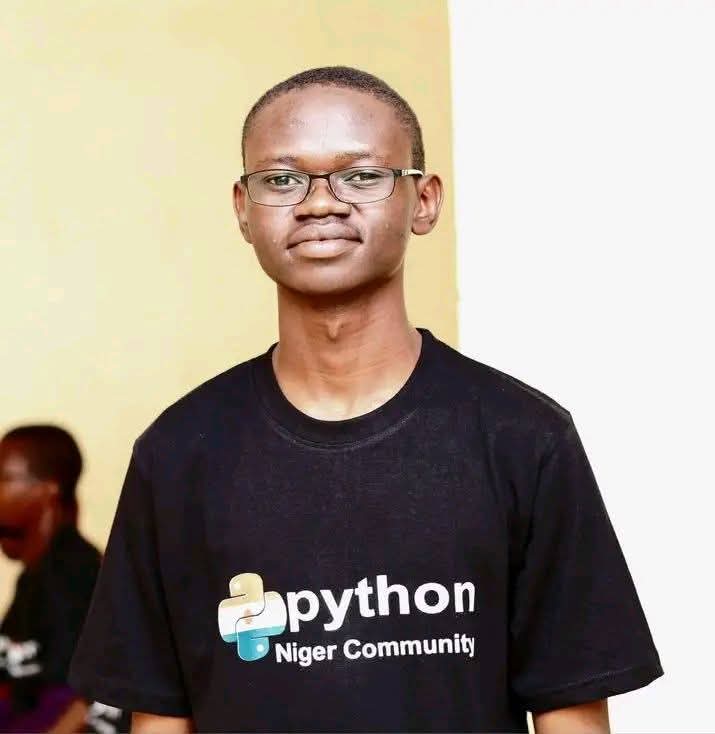 z_danmisira's tweet photo. Yawancinmu muna amfani da programming languages da aka gina a Turai, Amurka ko Asia.

Amma me za ka ce idan na gaya maka cewa wani matashi ɗan Najeriya ya ƙirƙiri nasa programming language? 👀

Ku san da Tauraro. ⭐

Wani sabon programming language da ɗan'uwanmu, Yusee Habibu, ya gina kuma ya saki a matsayin Open Source domin developers a ko'ina cikin duniya su yi amfani da shi kuma su ba da gudummawa wajen bunƙasa shi.

Abin da ya ja hankalina shi ne manufar Tauraro.

Yana ƙoƙarin magance wasu daga cikin ƙalubalen da developers ke fuskanta a Rust, musamman ownership, borrow checker da lifetimes, ba tare da rasa speed, performance da memory safety ba.

Sannan syntax ɗinsa yana da sauƙi kuma yana kusa da salon Python, abin da zai iya sa koyonsa ya zama mafi sauƙi ga sababbin developers.

Wannan ba ƙaramin abu ba ne.

A lokacin da mutane da yawa ke amfani da fasahar wasu, akwai matasan Najeriya da ke gina fasahar da duniya za ta iya amfani da ita.

🔗 GitHub Repository: https://t.co/wOmF0uird9

🔗 Download Tauraro: https://t.co/PrXSeq51yf

🔗 Documentation: https://t.co/tmXuA6tHOJ

Babban taya murna ga Yusee Habibu. 👏

Irin waɗannan ayyuka ne ke nuna cewa Africa ba kawai mai amfani da technology ba ce, har ma tana gina ta.

Masu programming a nan, me kuka fara lura da shi game da Tauraro? 🤔👇

#Programming #OpenSource #NigeriaTech