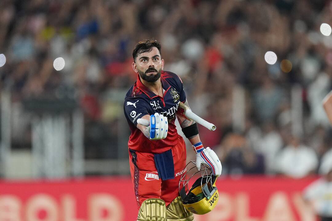 waitaarav's tweet photo. THE new wallpaper is here #rcb https://t.co/m0hDM2lHsf