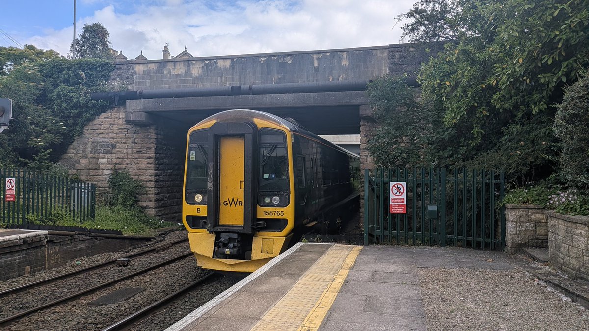 tomyorks's tweet photo. Bradford-on-Avon, my 2000th UK station ticked!

Well over 75% of stations ticked too🎉 Really nice station as well, restored brilliantly so it looks like it's historical days. https://t.co/03szFbEaao
